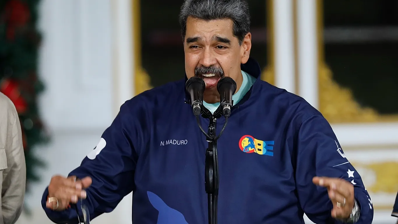 EE. UU. bombardea objetivos en Venezuela y afirma haber capturado a Nicolás Maduro; se multiplican las reacciones internacionales