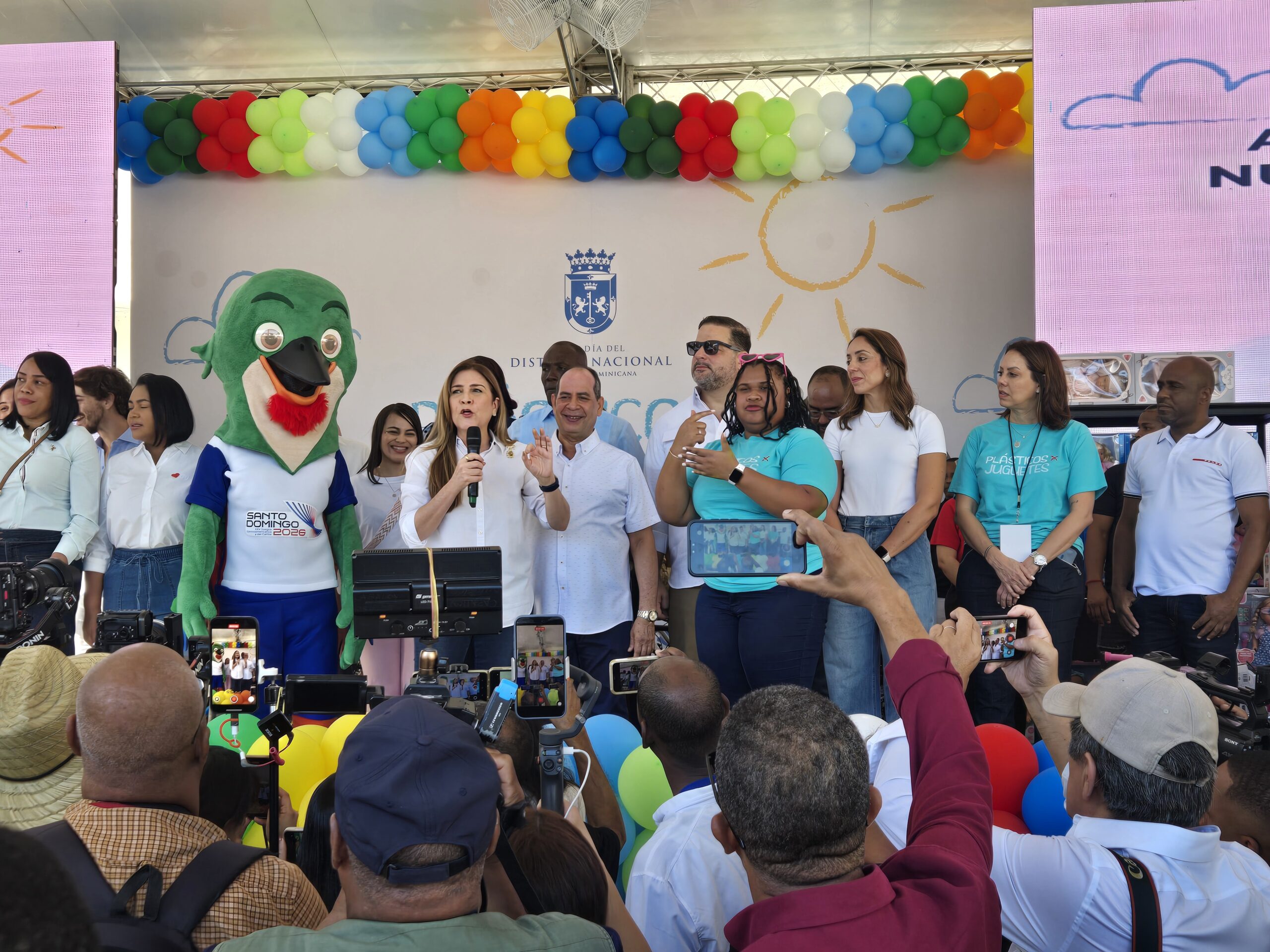 Alcaldía del Distrito Nacional realiza jornada de cambio de plástico por juguetes en un ambiente familiar y organizado