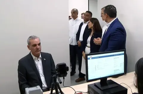 República Dominicana estrena pasaporte electrónico con Abinader como primer ciudadano enrolado