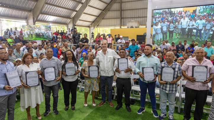 Gobierno entrega 517 títulos de propiedad en Bahoruco como parte del plan de justicia social