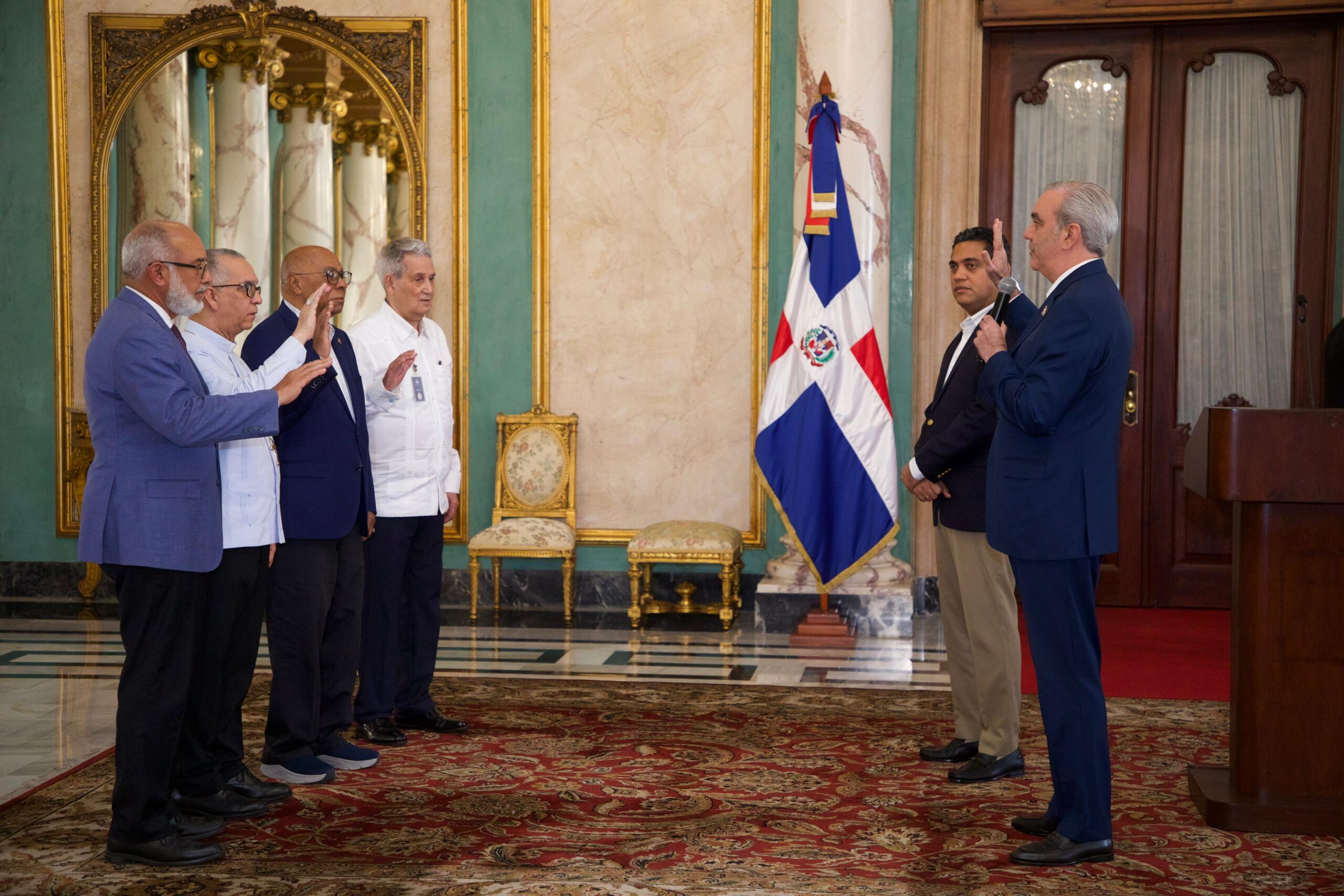 Presidente Abinader juramenta comisión de veeduría para supervisar obras deportivas con fondos recuperados de la corrupción