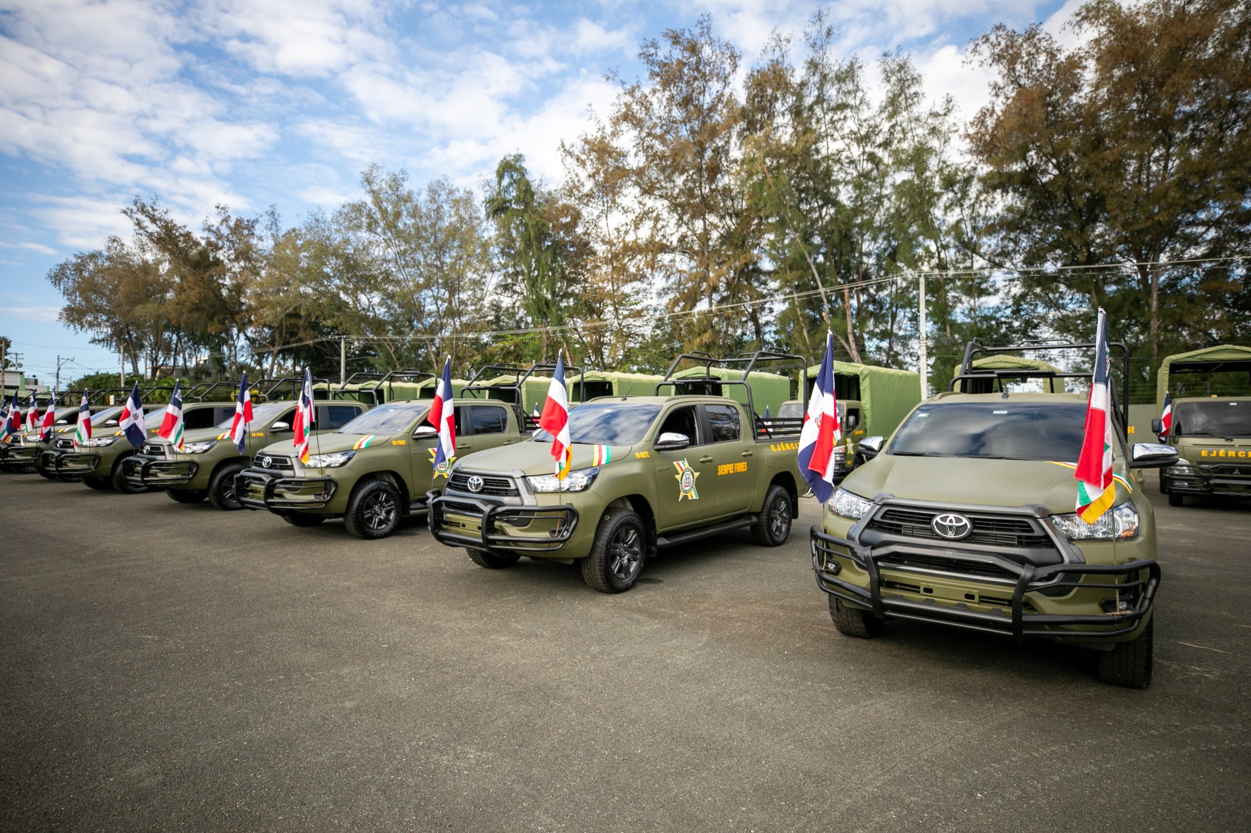 Presidente Luis Abinader entrega vehículos blindados FURIA, drones y equipos militares para fortalecer la seguridad nacional