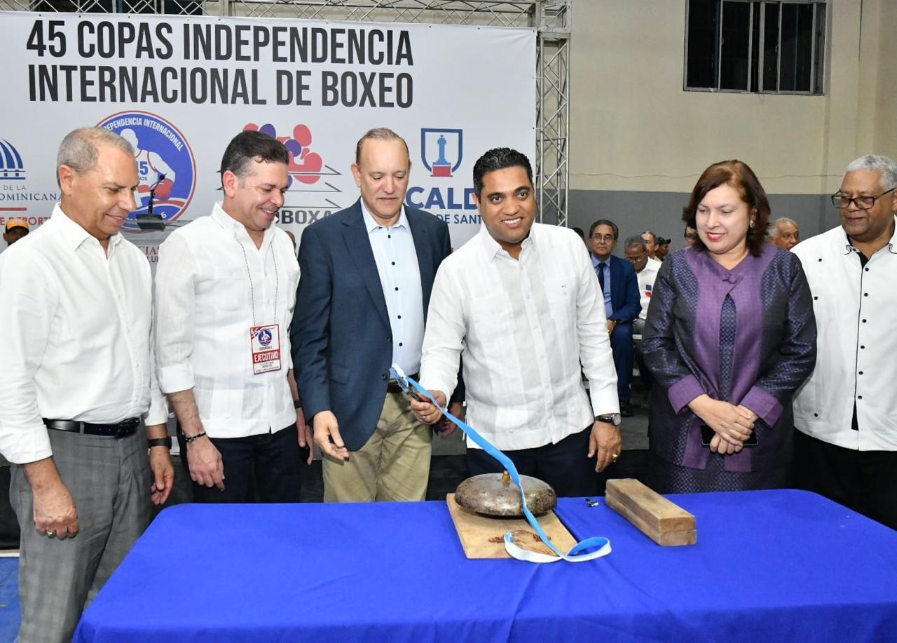 Ministro Kelvin Cruz entrega RD$ 1.3 millones para la Copa Independencia Internacional de Boxeo en Santiago