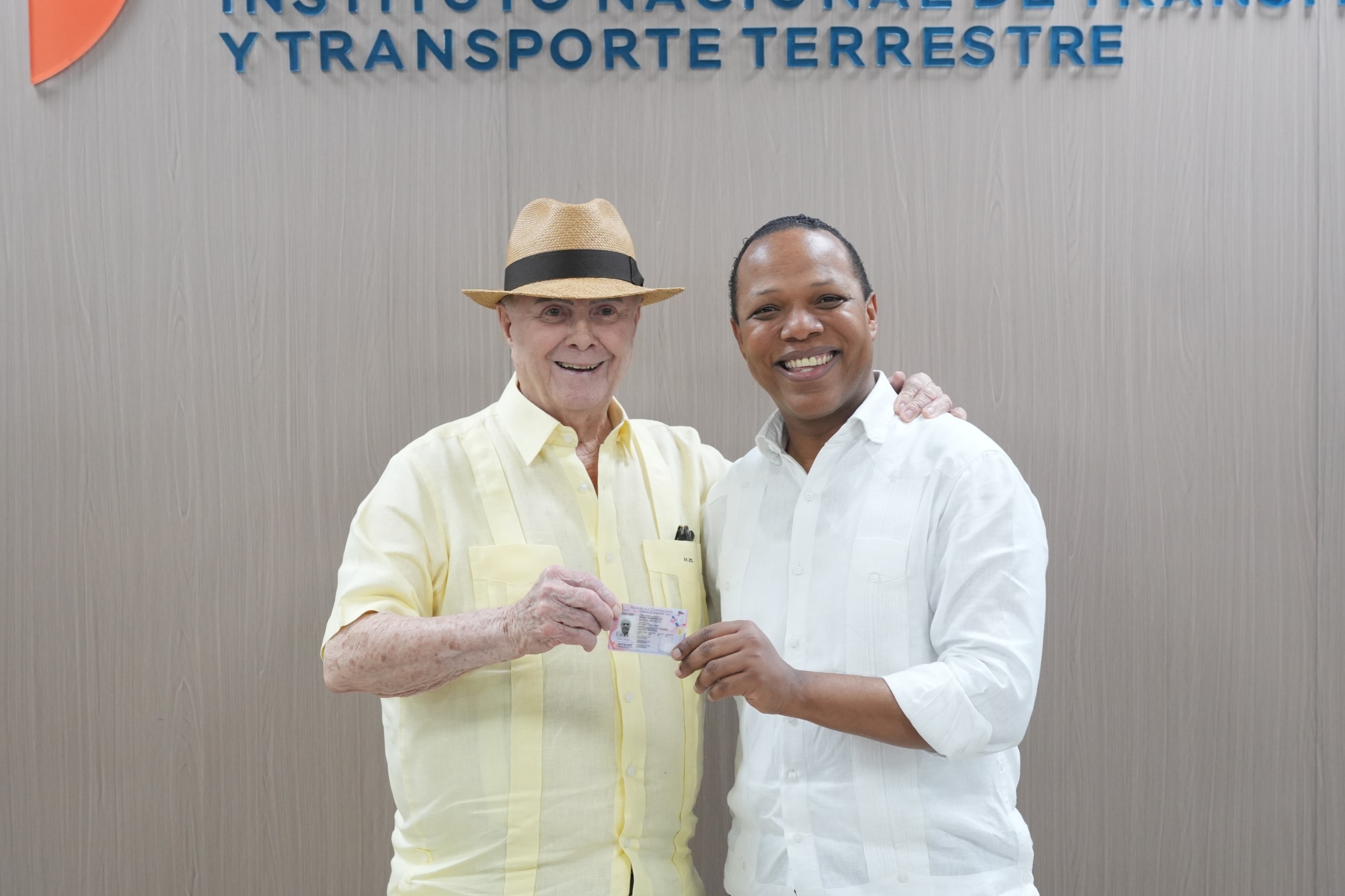 Hipólito Mejía renueva su licencia de conducir y llama a la ciudadanía a actualizar el documento