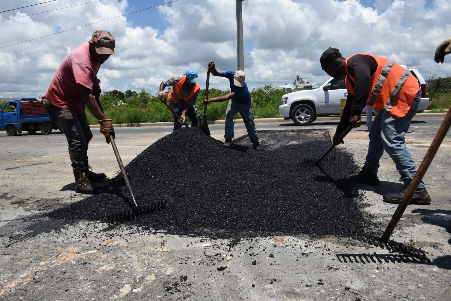 CAASD asfalta 5,000 metros cuadrados en el Gran Santo Domingo en los primeros dos meses de 2026
