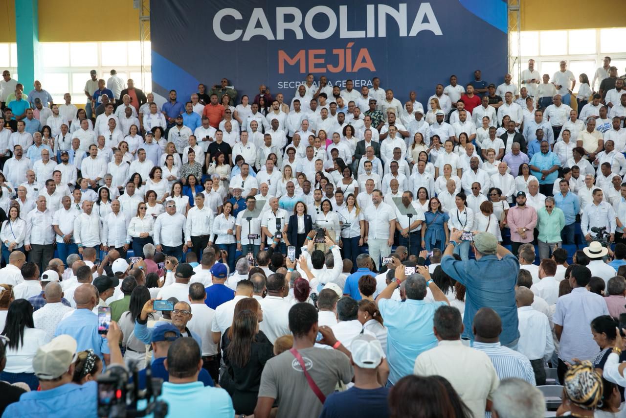 Miles respaldan a Carolina mientras rinde cuentas