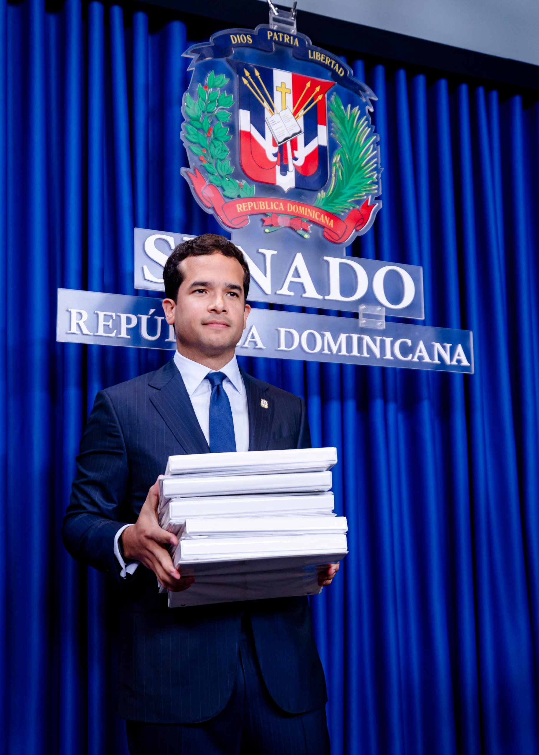 Omar Fernández impulsa eliminar impuesto del 2% a préstamos hipotecarios para facilitar acceso a vivienda