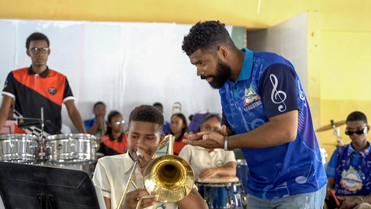 Talento sin límites: estudiante en silla de ruedas brilla en la música y conquista corazones