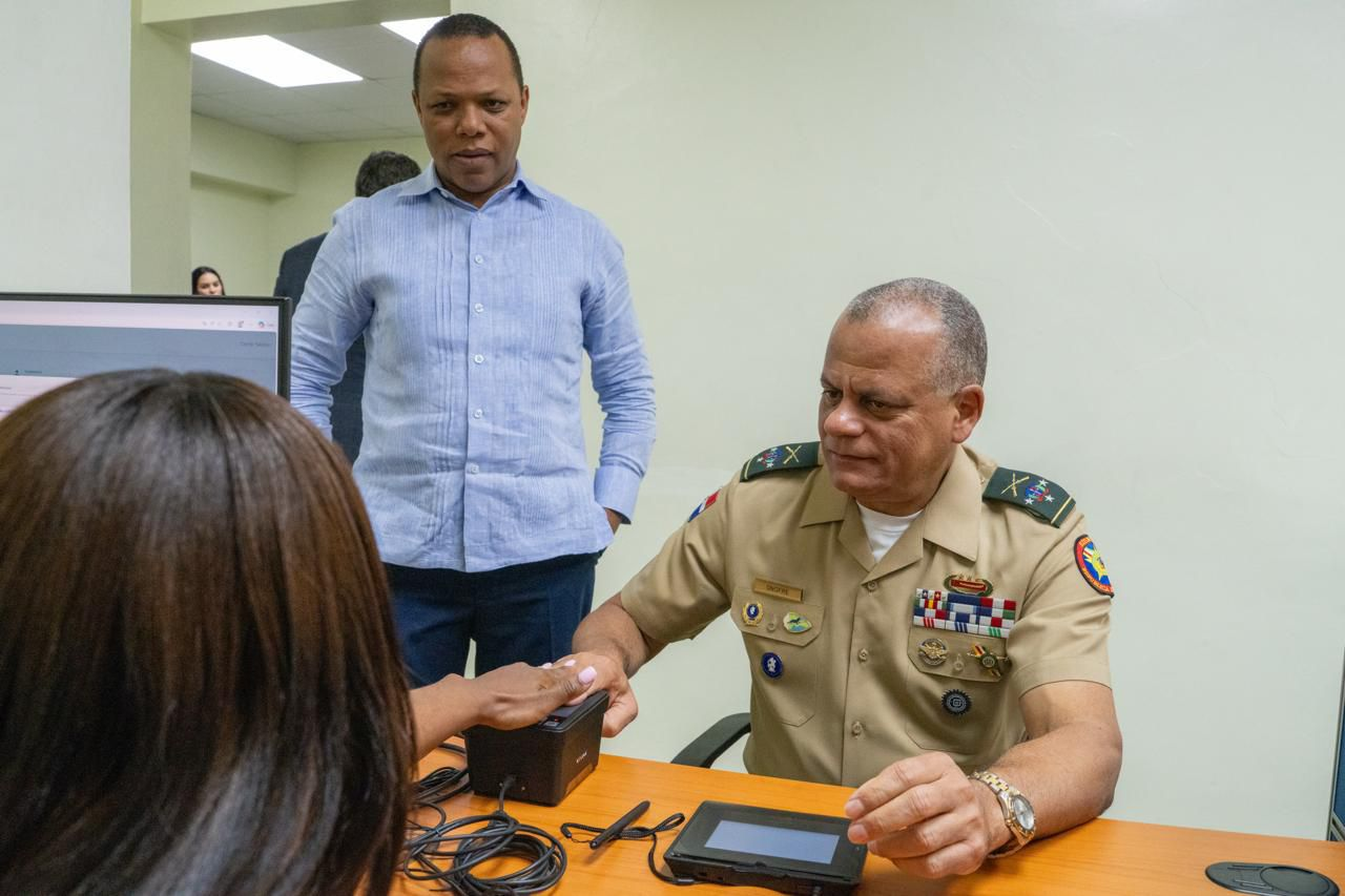 Ministro de Defensa llama a militares a obtener nueva licencia de conducir y destaca servicio del INTRANT