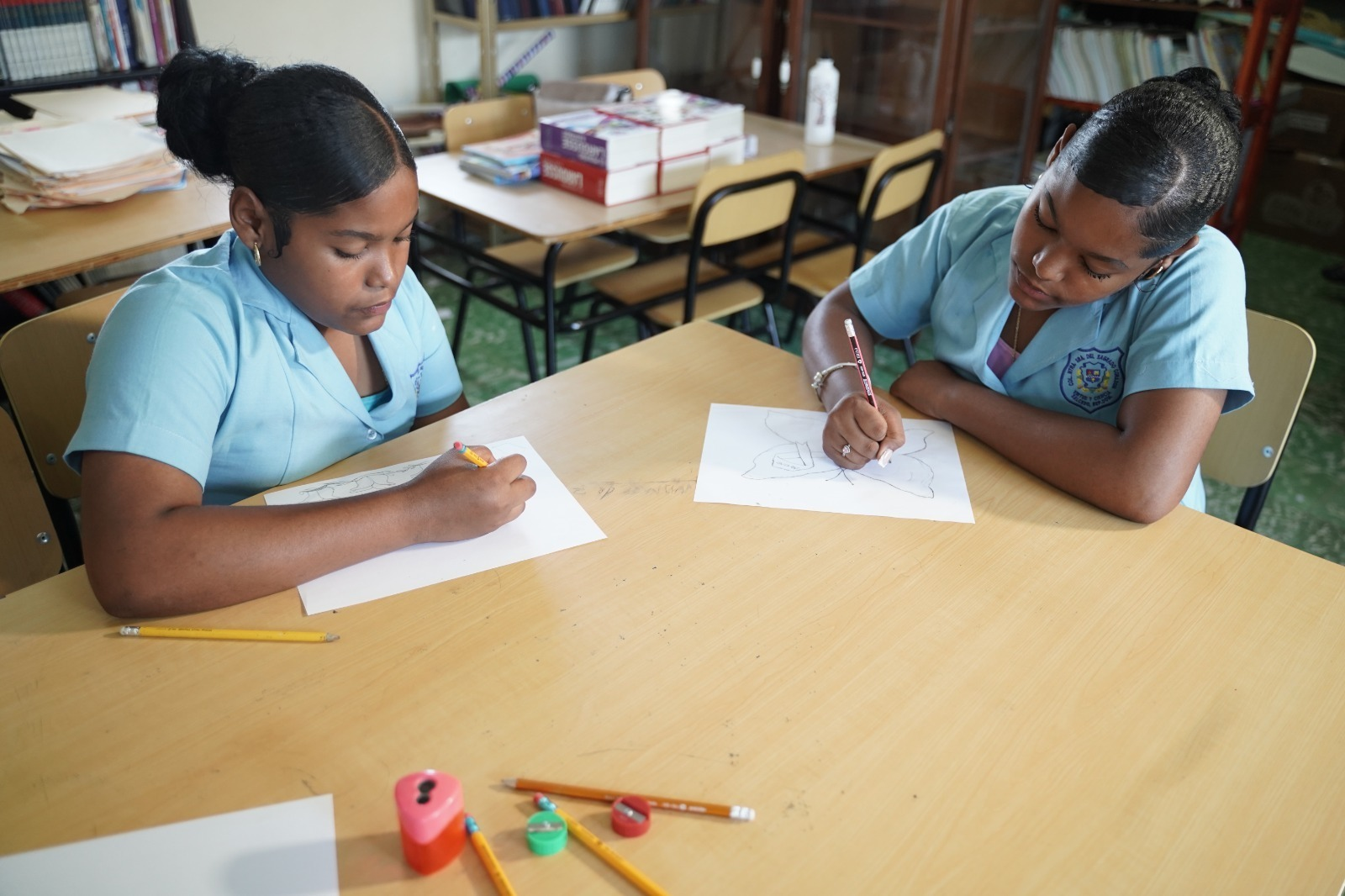 Estudiantes dominicanos rinden homenaje a Minerva Mirabal con arte y ensayos en concursos nacionales