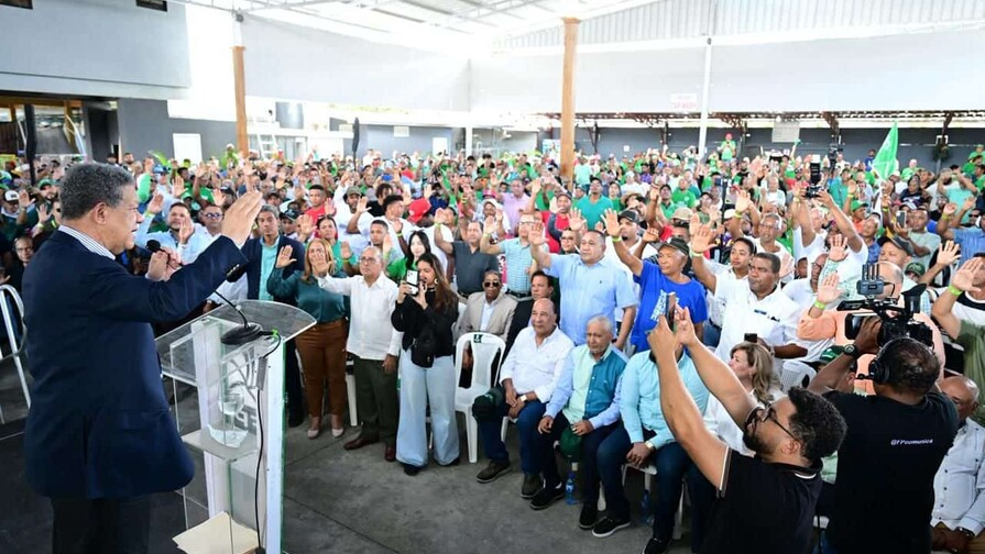 Leonel Fernández juramenta dirigentes del PRM y PLD en la Fuerza del Pueblo en Hermanas Mirabal