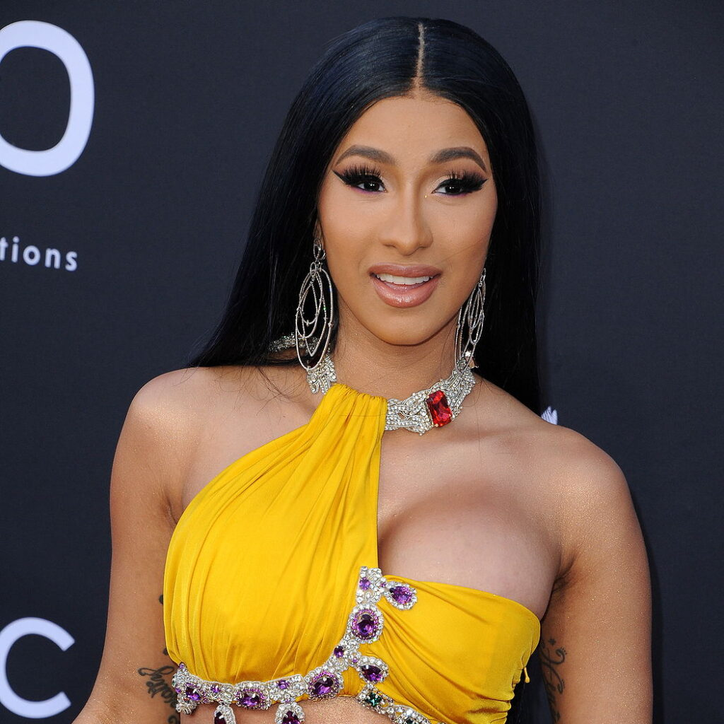 Cardi B visita Castañuelas, comparte con sus abuelos dominicanos y destaca avances del sector salud en RD