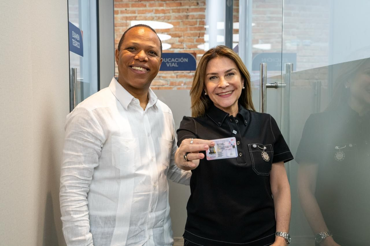 Carolina Mejía resalta eficiencia del INTRANT y llama a renovar la licencia de conducir
