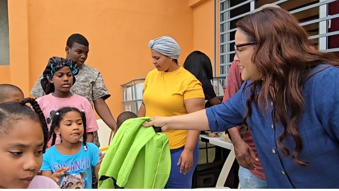 Karen Serrata realiza jornada de donaciones en Los Alcarrizos en apoyo a familias afectadas por inundaciones