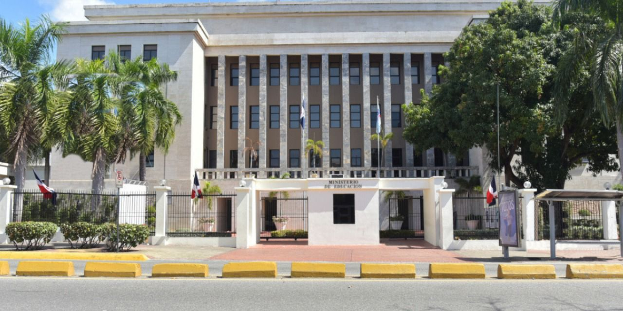 Ministerio de Educación mantiene suspensión de docencia en Puerto Plata y Espaillat por alerta roja