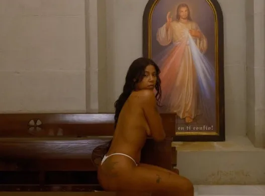 Tokischa desata polémica en iglesia de España por video controversial