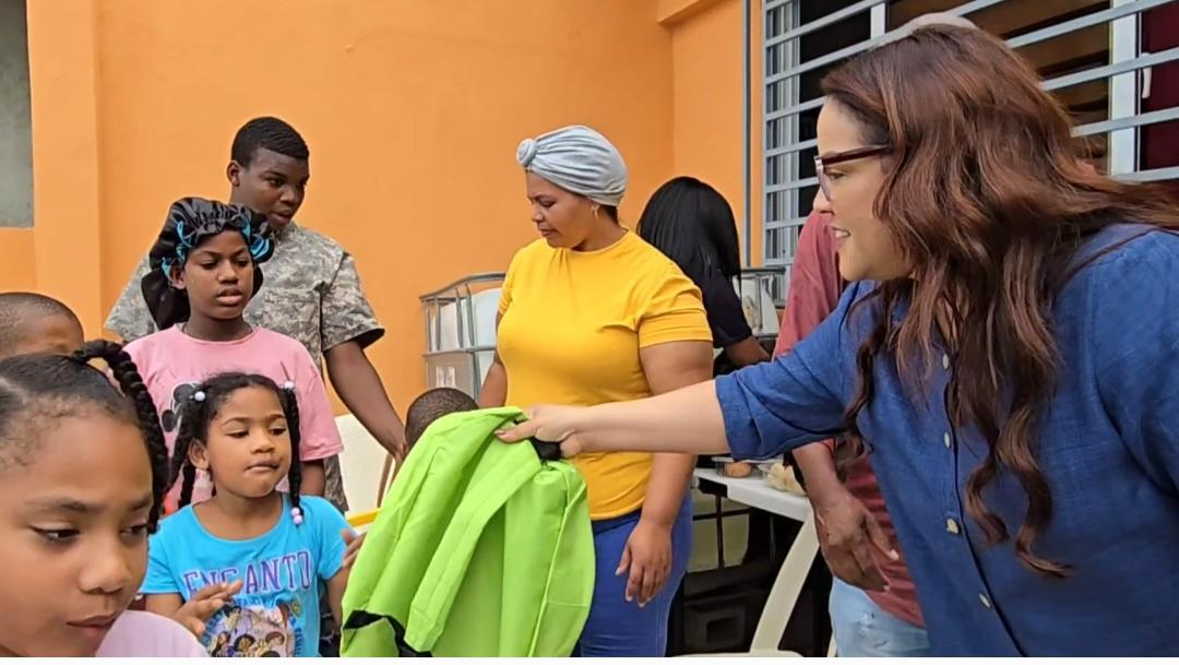 Karen Serrata lidera jornada de donaciones en Los Alcarrizos tras inundaciones