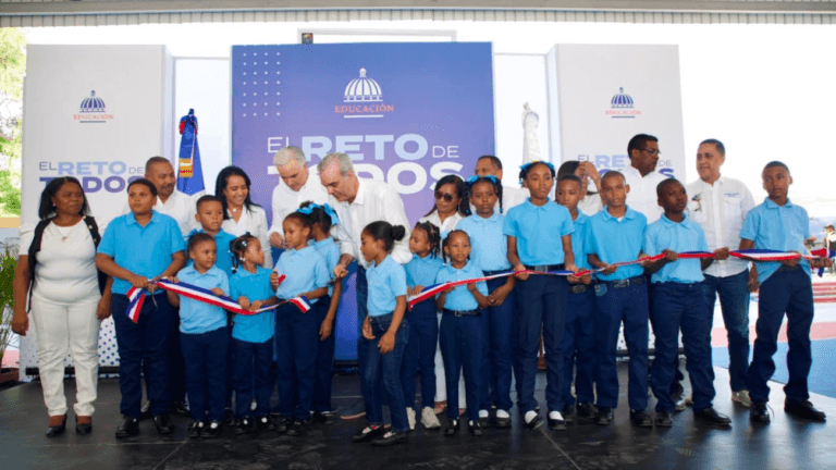 Presidente Luis Abinader durante inauguración de techado escolar en Jimaní junto a estudiantes