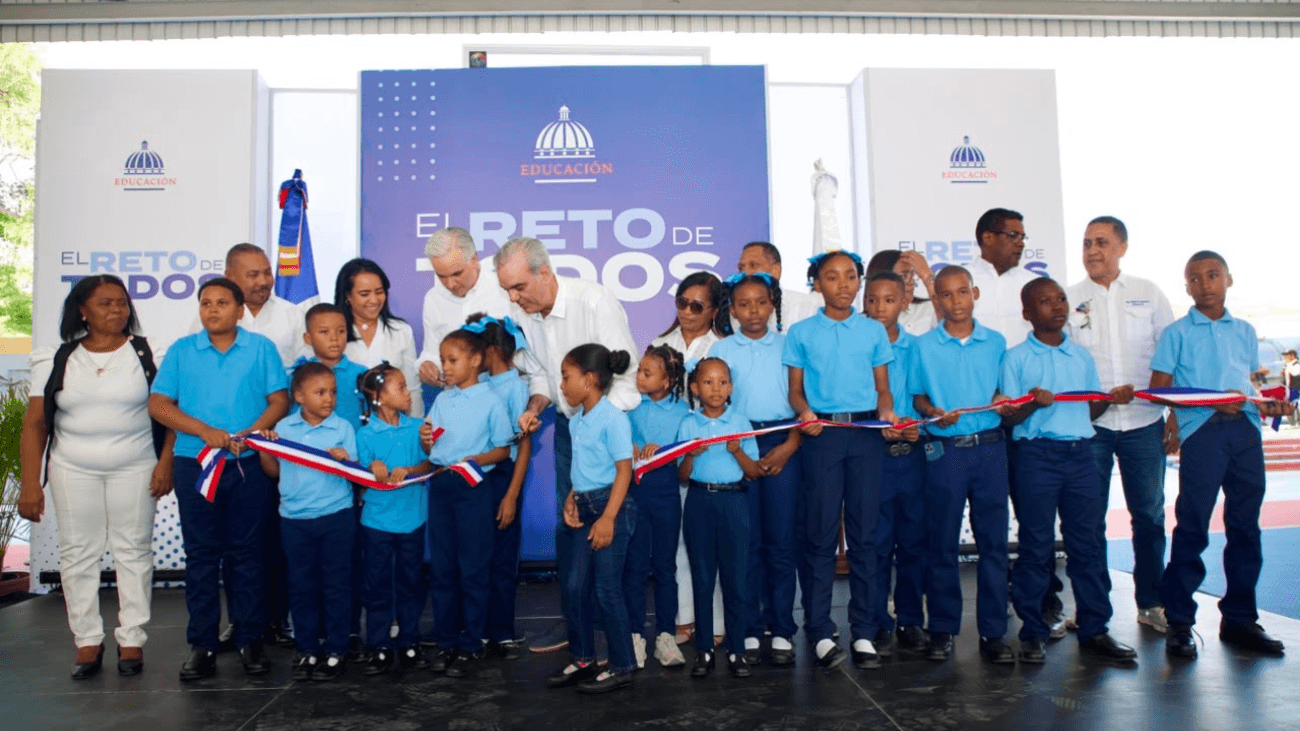 Presidente Luis Abinader durante inauguración de techado escolar en Jimaní junto a estudiantes
