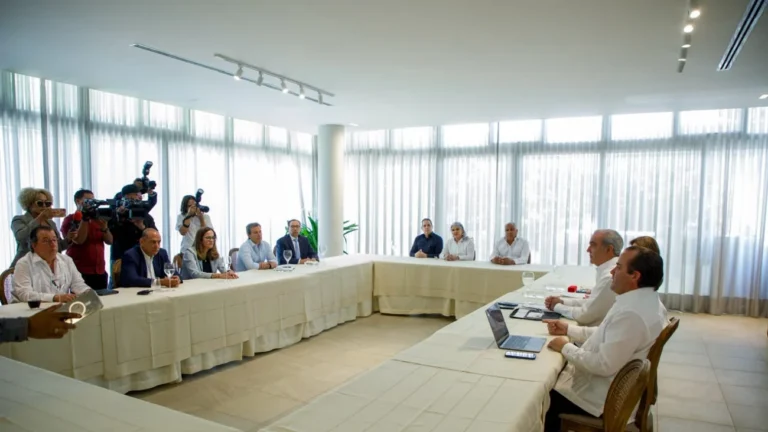Abinader-anuncia-RD9000-millones-para-ampliar-Acueducto-Cibao-Central-y-evalua-RD1700-millones-para-hospitales-de-Santiago-1300x732