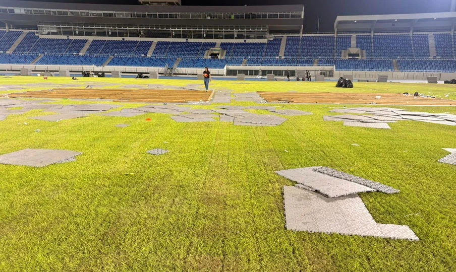Asi-quedo-el-cesped-del-Olimpico-tras-concierto-de-Ramon-Orlando