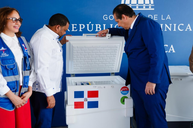 Autoridades-de-salud-revisando-refrigeradoras-destinadas-a-centros-de-salud-de-la-red-del-Servicio-Nacional-de-Salud-2