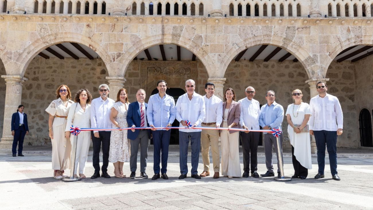 Presidente Luis Abinader y autoridades durante la reapertura del Alcázar de Colón en la Ciudad Colonial
