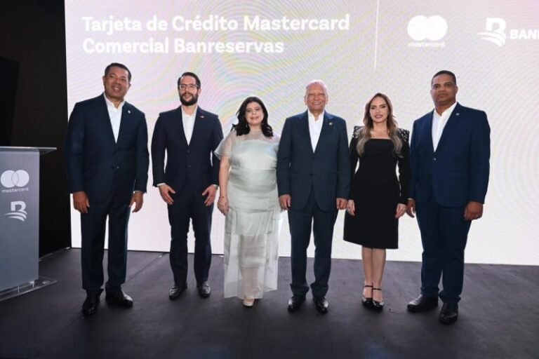 1-Banreservas-y-Mastercard-tarjeta-empresarial-800x533