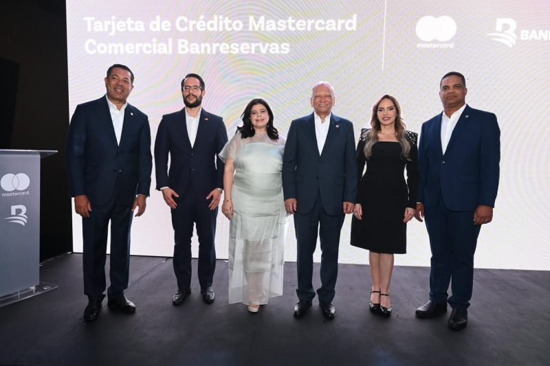 1-Banreservas-y-Mastercard-tarjeta-empresarial-800x533