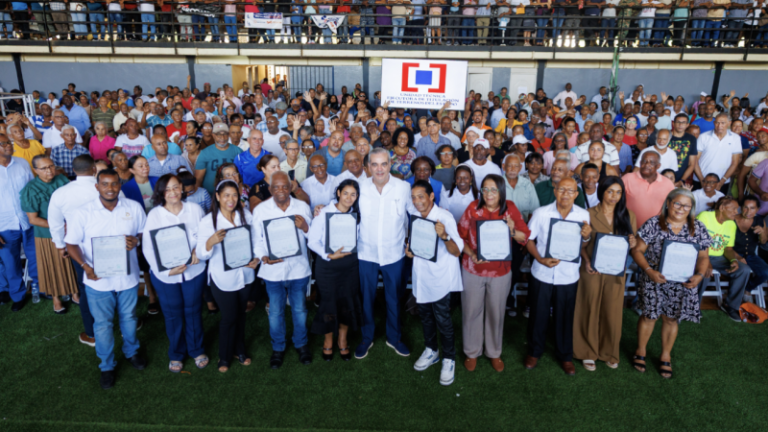 1,500 familias reciben títulos en El Almirante II y el plan apunta a superar los 6,000