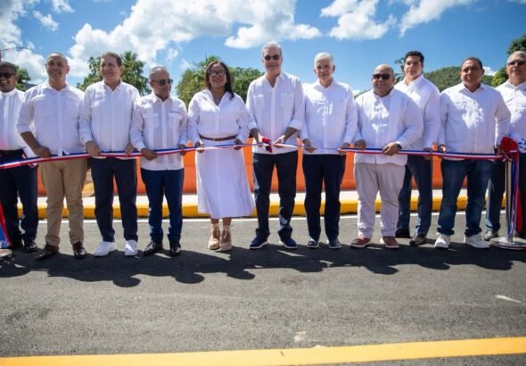 Abinader-inaugura-puente-sobre-el-rio-La-Leonora-tras-decadas-de-espera-en-Maimon-6-1200x854