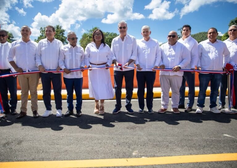 Abinader-inaugura-puente-sobre-el-rio-La-Leonora-tras-decadas-de-espera-en-Maimon-6-1200x854