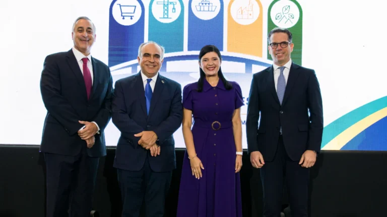 Celso-Juan-Marranzini-Cesar-Dargam-Gabriel-Diez-y-la-ministra-de-Trabajo-de-Panama-1300x732