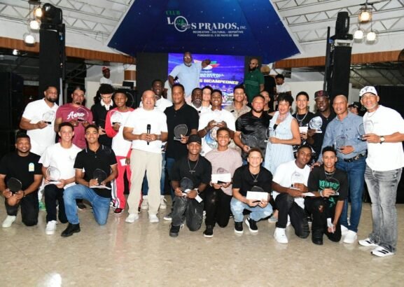 Tras conquistar la plata mundial, la selección dominicana U15 recibe un homenaje junto a sus familias