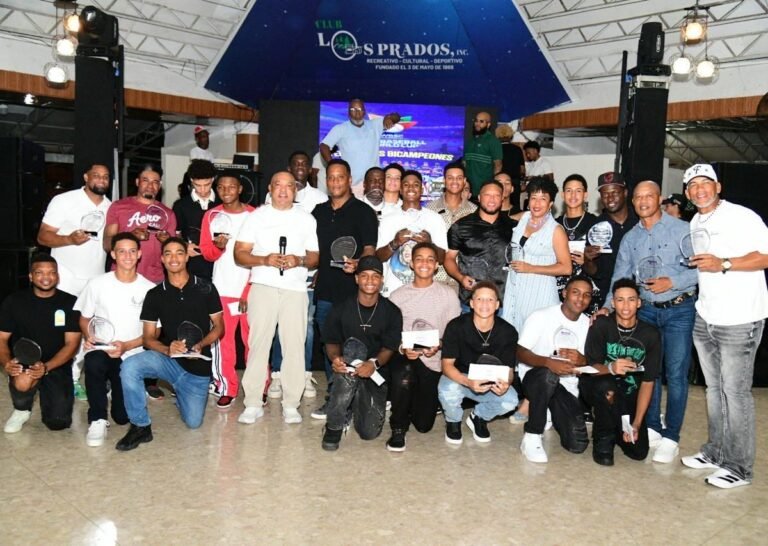 Federacion-de-Beisbol-reconoce-seleccion-dominicana-U15-que-gano-plata-en-mundial-1-1200x853