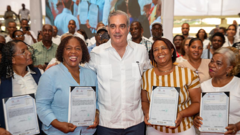 2,200 familias reciben títulos en Villa Altagracia; el Gobierno promete otros 3,000