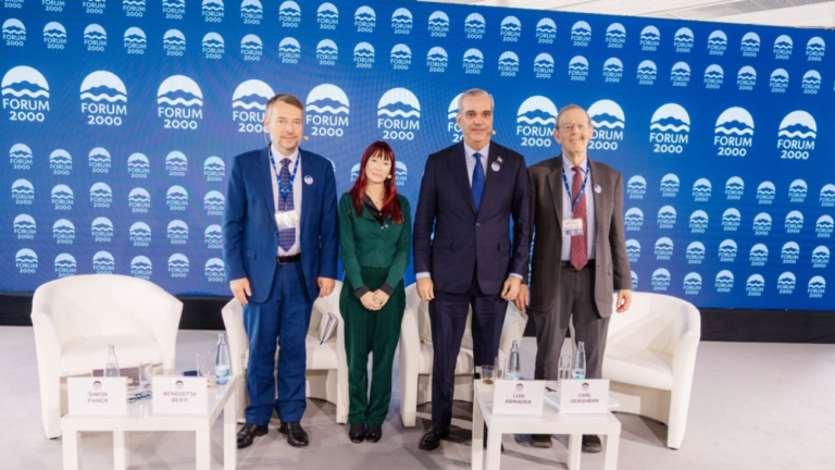 Presidente Luis Abinader durante actividades del Forum 2000 en Praga, República Checa