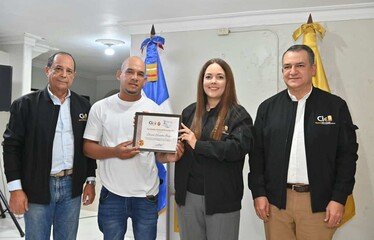 jce-supera-los-cuatro-millones-de-cedulas-entregadas-8dd415cf-focus-0-0-375-240