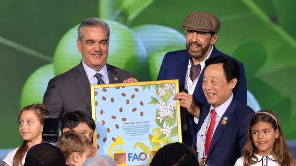 Juan Luis Guerra lleva «Ojalá que llueva café» a la FAO: su mensaje campesino recibe reconocimiento mundial